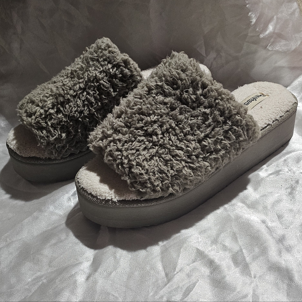 Women's Gray Dearfoams Cozy Comfort Peekaboo Toe Sherpa Fuzzy Platform Slippers